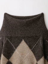 close-up van argyle patroon in bruine en beige tinten op off-shoulder trui