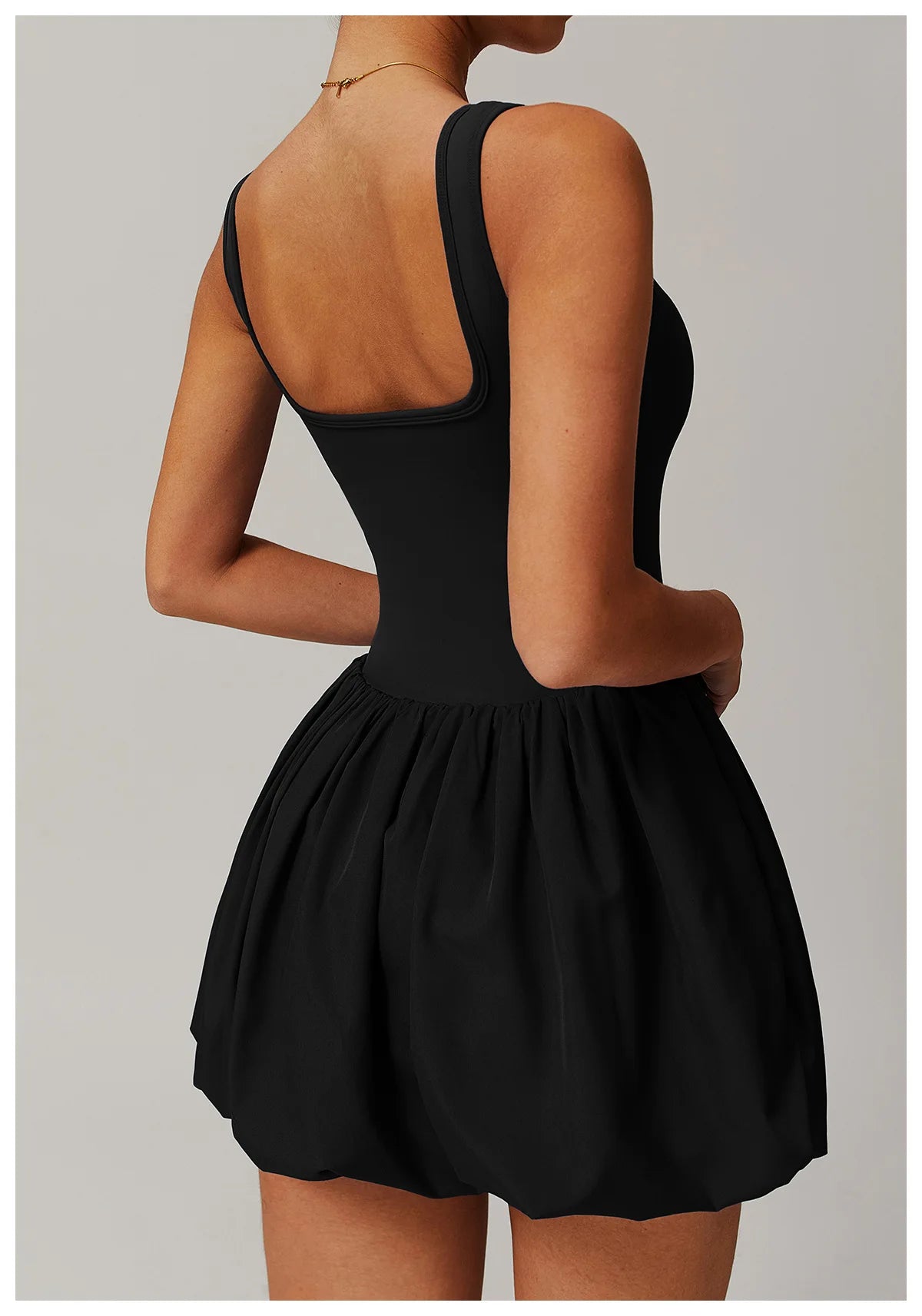 zwarte sportieve playsuit met open rug en brede schouderbanden