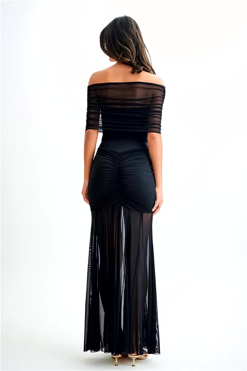 Mystique zwarte off-shoulder maxi dress met afneembare mesh overlay, flatterende ruches bij de taille, en vloeiende rok, geschikt voor speciale gelegenheden.