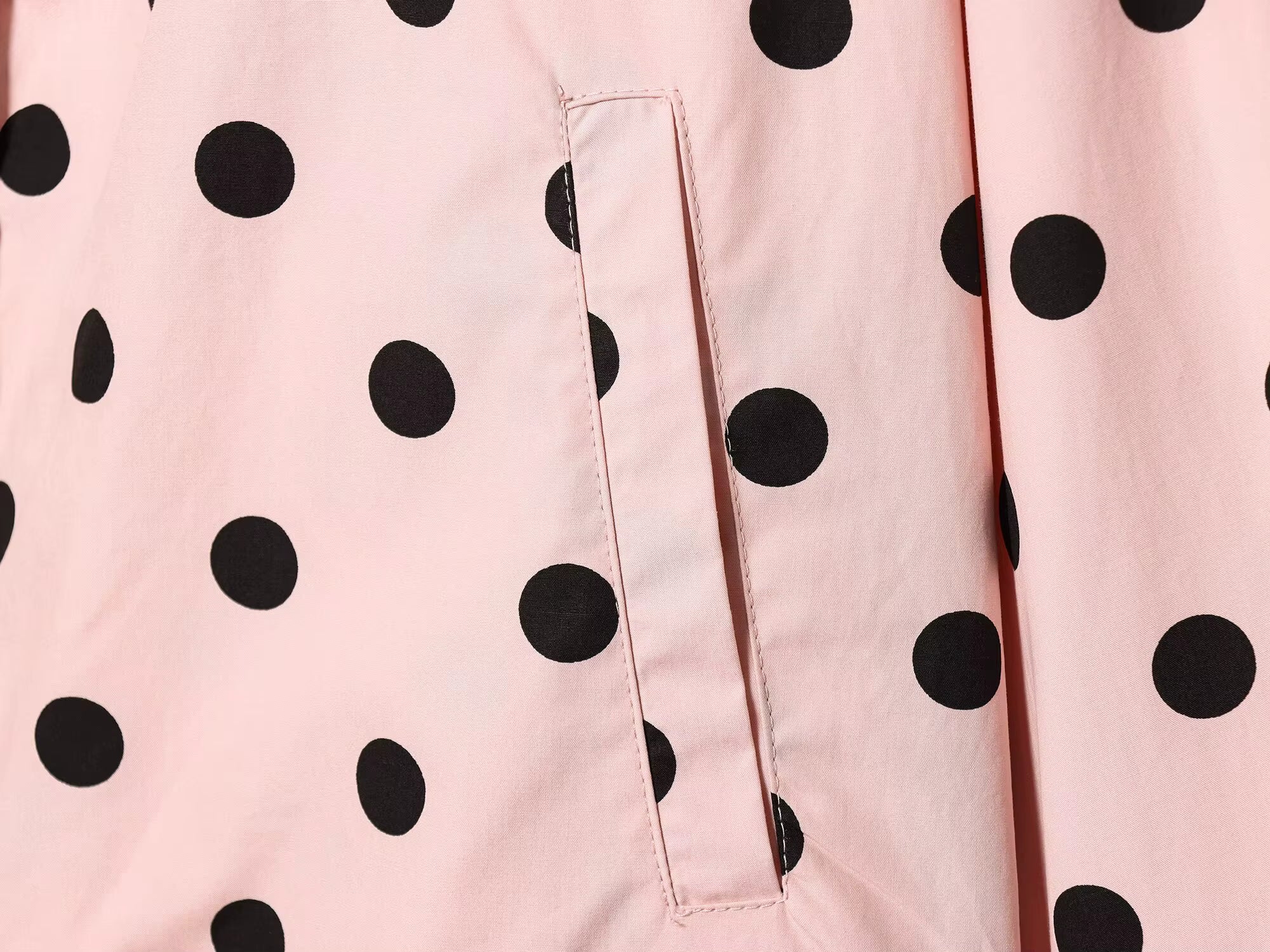 Rosalie | Roze Polkadot Jacket met Hoge Kraag & Strikdetail