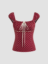 Liora top met stippenprint en aangesloten pasvorm in rood