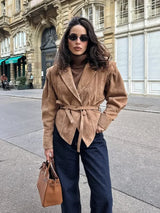 beige vegan suède jas met ceintuur en schouderdetails voor dames