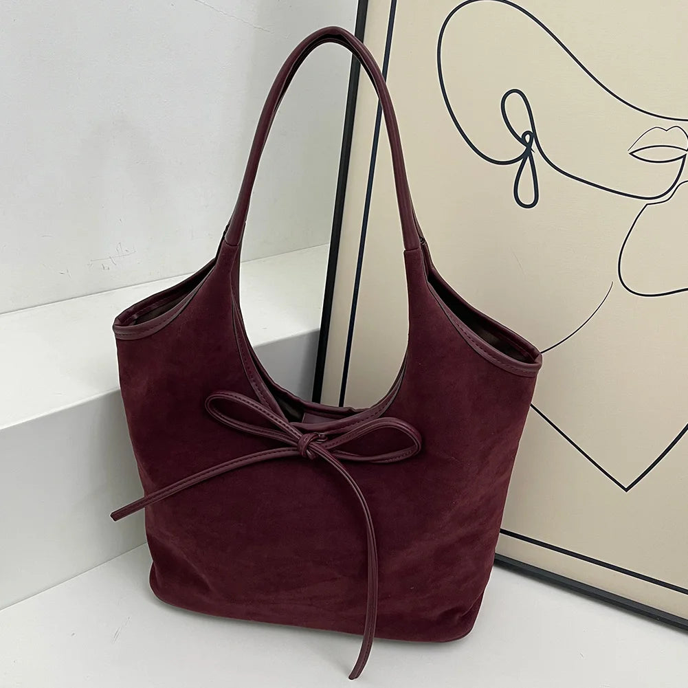 Lily Bow Bag – Een stijlvolle vegan suède tas met strikdetail en magnetische sluiting, ideaal voor elke gelegenheid.