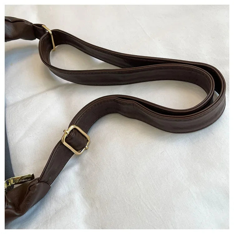 close-up van zwarte schoudertas met verstelbare strap