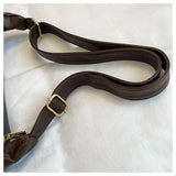 close-up van zwarte schoudertas met verstelbare strap