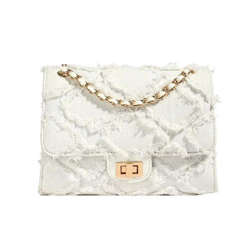 witte schoudertas met ketting en rafelige afwerking