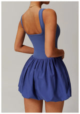 blauwe sportieve playsuit met open rug en brede schouderbanden