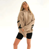 bruine oversized sweat met capuchon en witte tekst op rug