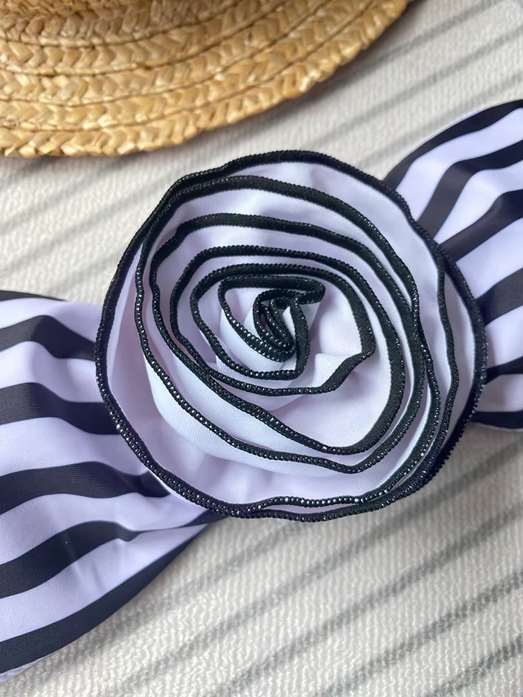 navy bandeau bikini met witte bloem