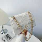witte schoudertas met ketting en rafelige afwerking