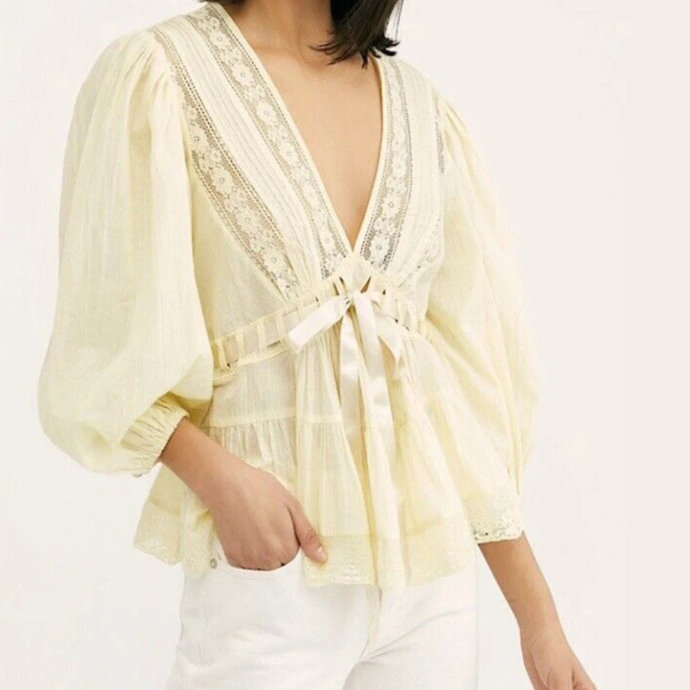 Lunaria | Blouse met Kant, Strikdetail & Pofmouwen