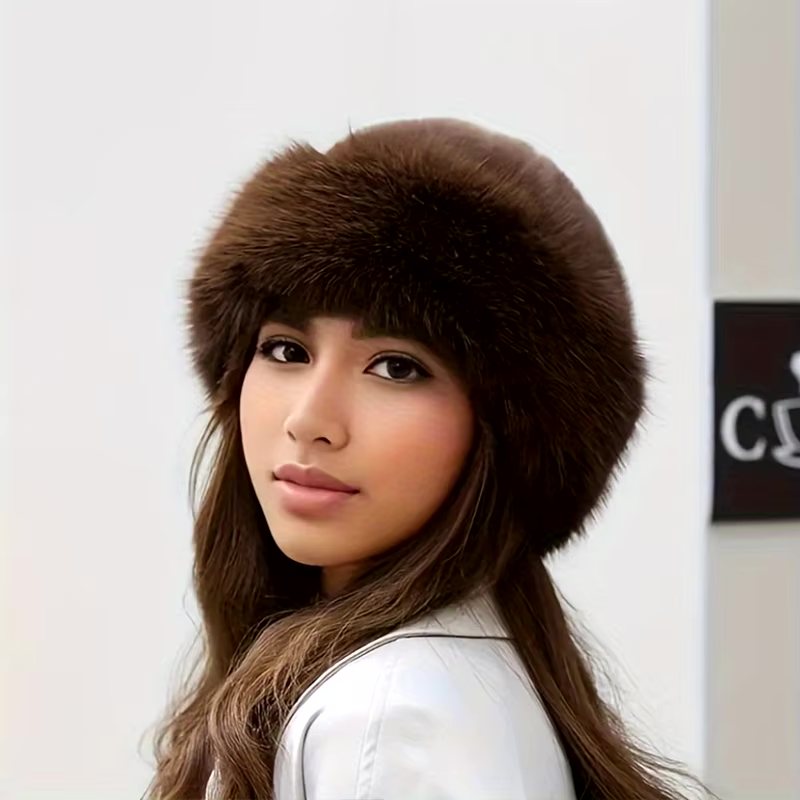 Luxe Winter Furry Hat, een zachte imitatie-nerts hoed in bruin, ideaal voor koude dagen.