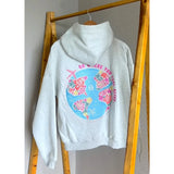 Aviaria | Grijze Hoodie met Kleurrijke Print & Reisquote