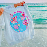 hoodie met strandprint en quote gefotografeerd bij zonsondergang
