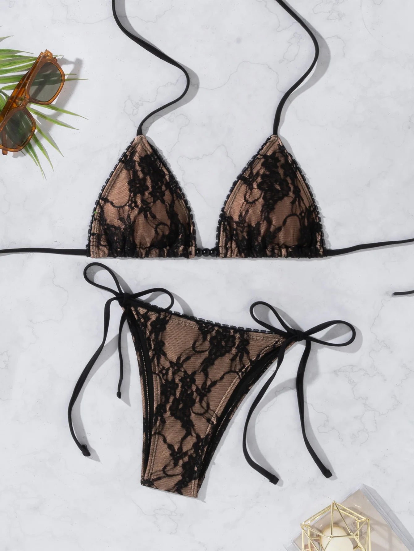 close up zwarte mesh bikini met bloemenkant en verstelbare strikbandjes