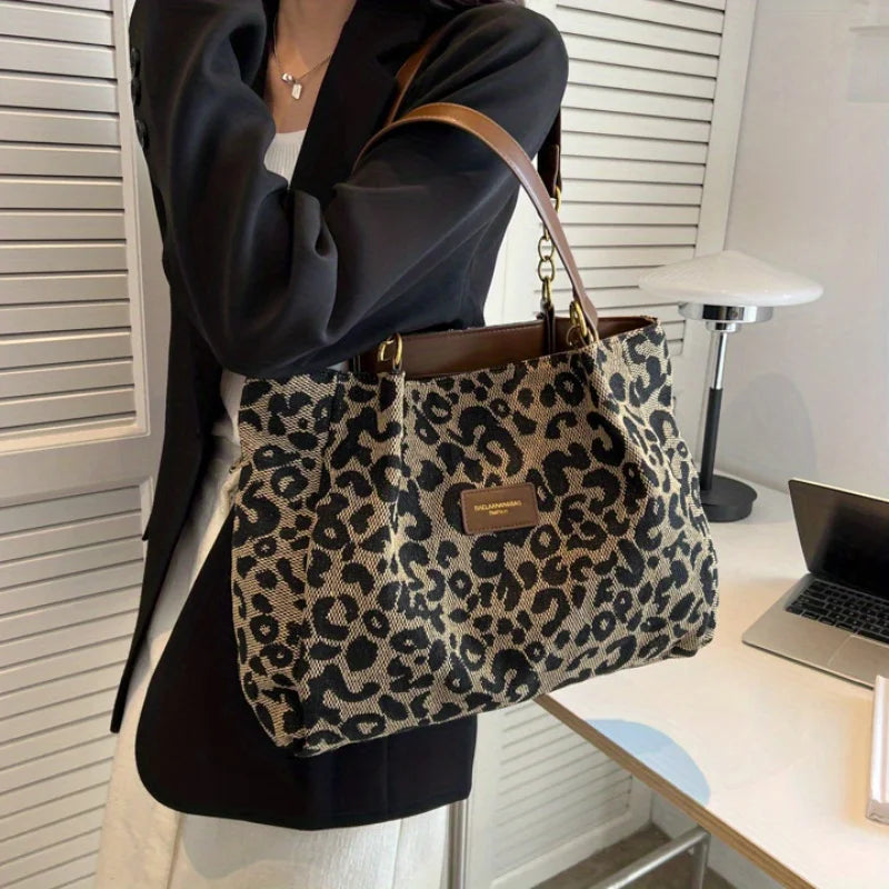 Leopard Luxe Tote – ruime canvas tas met luipaardprint en gouden accenten, perfect voor dagelijks gebruik.