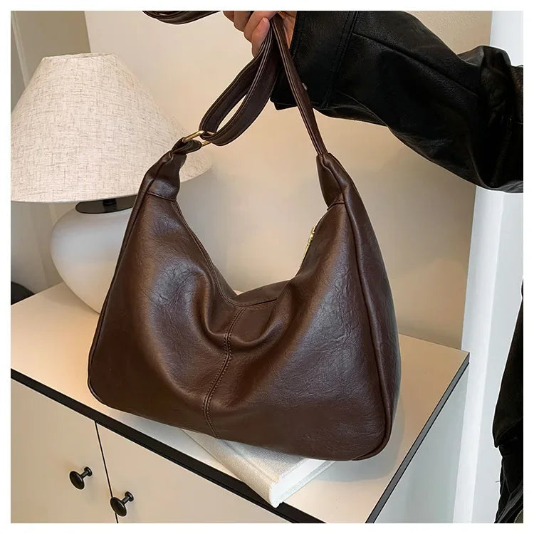 bruine vegan leather schoudertas met ruime vorm