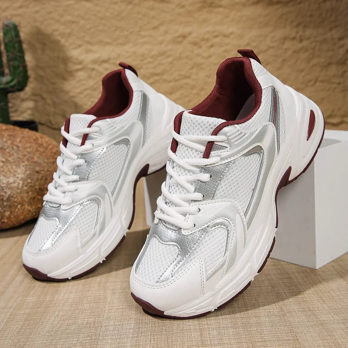 Venyra Chunky witte Sneakers rood detail close-up