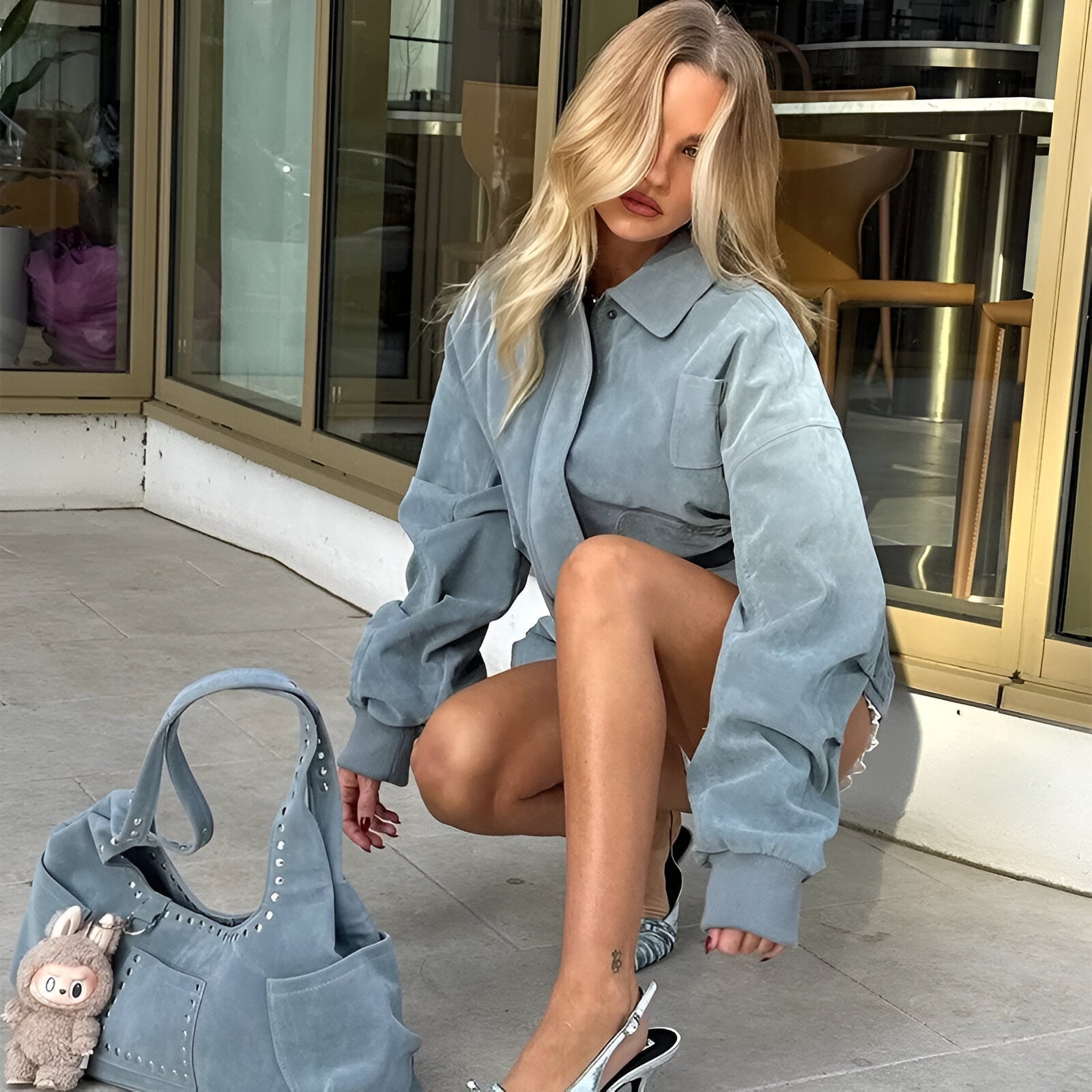 model zit met lichtblauwe suède-look oversized jas 