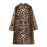 Leopard Elegance Coat, een stijlvolle faux fur jas met luipaardprint, ideaal voor koude dagen