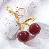 Cherry Chic Hanger in levendig rood, ontworpen als elegante tashanger voor handtassen en shoppers.