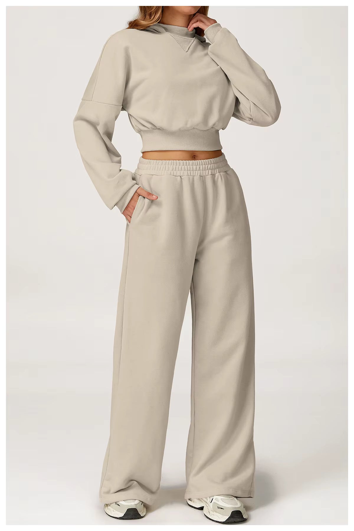 zandkleurige lounge set met cropped trui en wijde broek