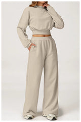 zandkleurige lounge set met cropped trui en wijde broek
