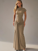 Mirabelle Gown – Slankmakende maxi jurk, in khaki, met elegante pasvorm en luxe uitstraling, geschikt voor feestelijke en formele gelegenheden.