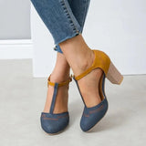 donkerblauwe t-strap pumps met okergele band en stevige hak