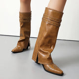 camelkleurige western knielaarzen met dubbele gesp en studs, gedragen