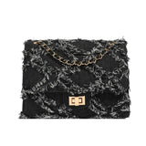 zwarte denim-look tas met kettinghengsel