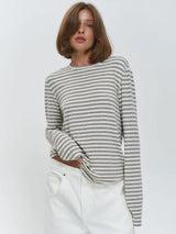 grijs gestreepte longsleeve voor dames gecombineerd met witte jeans