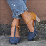 donkerblauwe t-strap pumps met okergele band en stevige hak