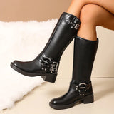 biker boots in zwart gecombineerd met outfit, close-up schacht