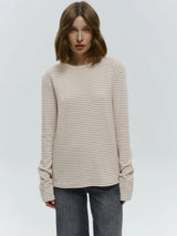 beige gestreepte longsleeve voor dames gecombineerd met witte jeans