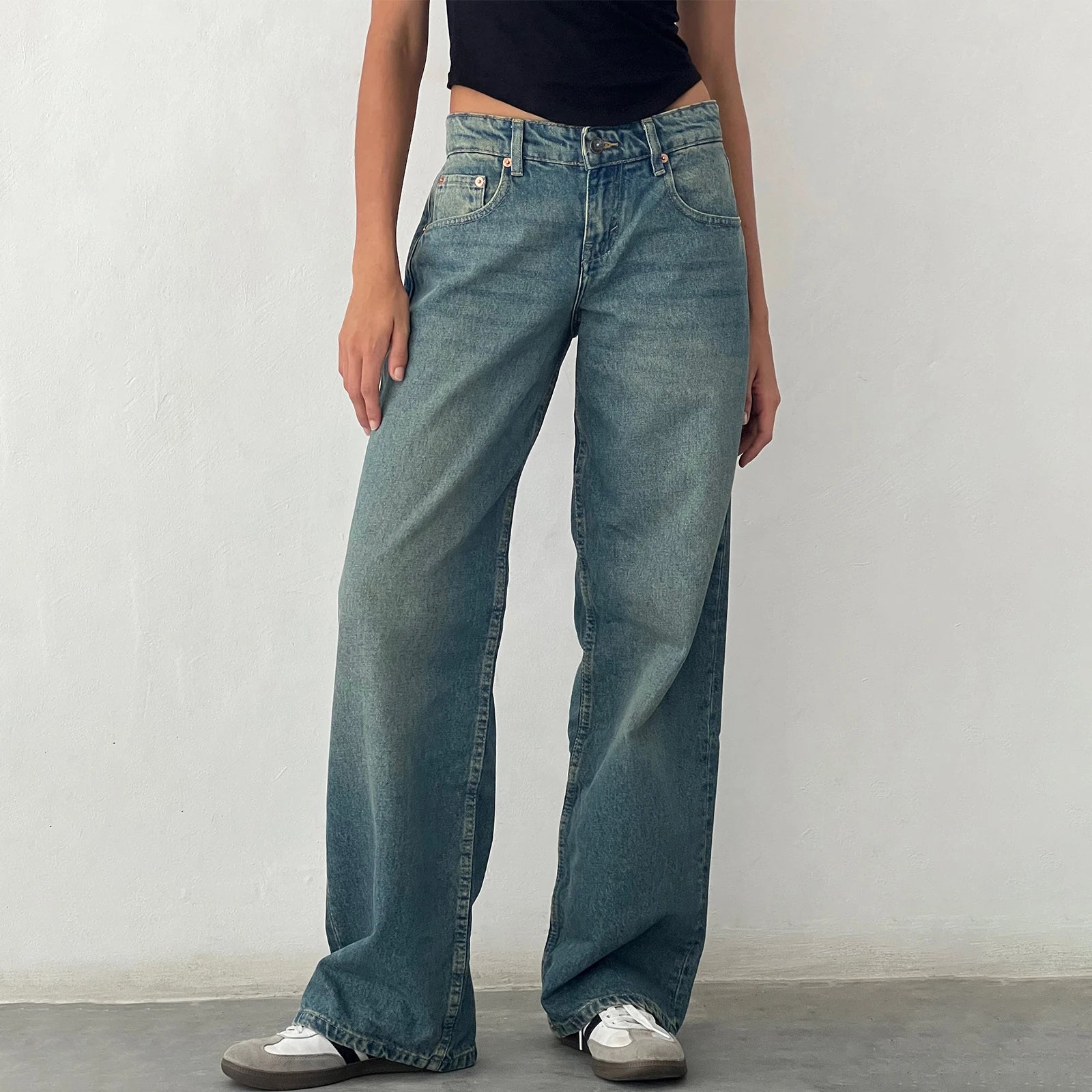 Classic Wide-Leg Jeans in verschillende kleuren, met een relaxte pasvorm en flatterend ontwerp.