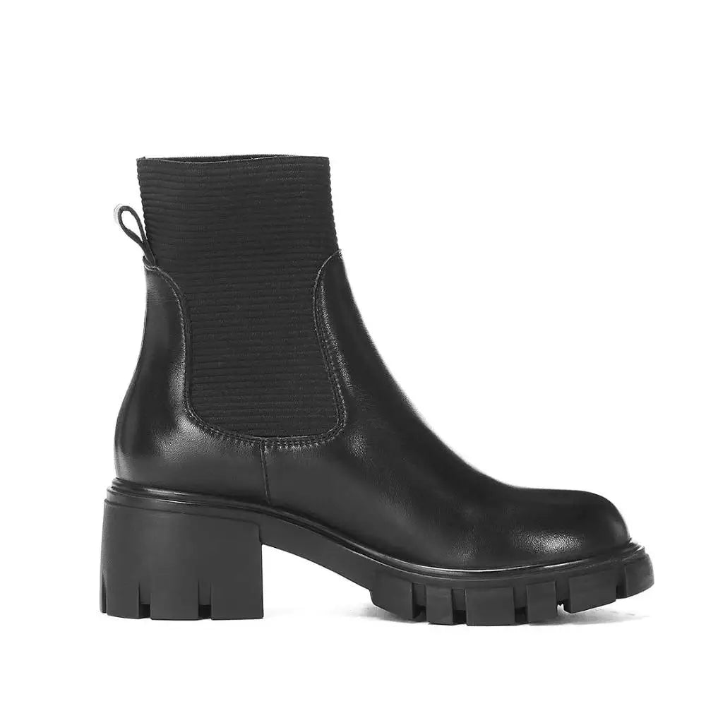 close-up van zwarte leren chelsea boot met elastische schacht