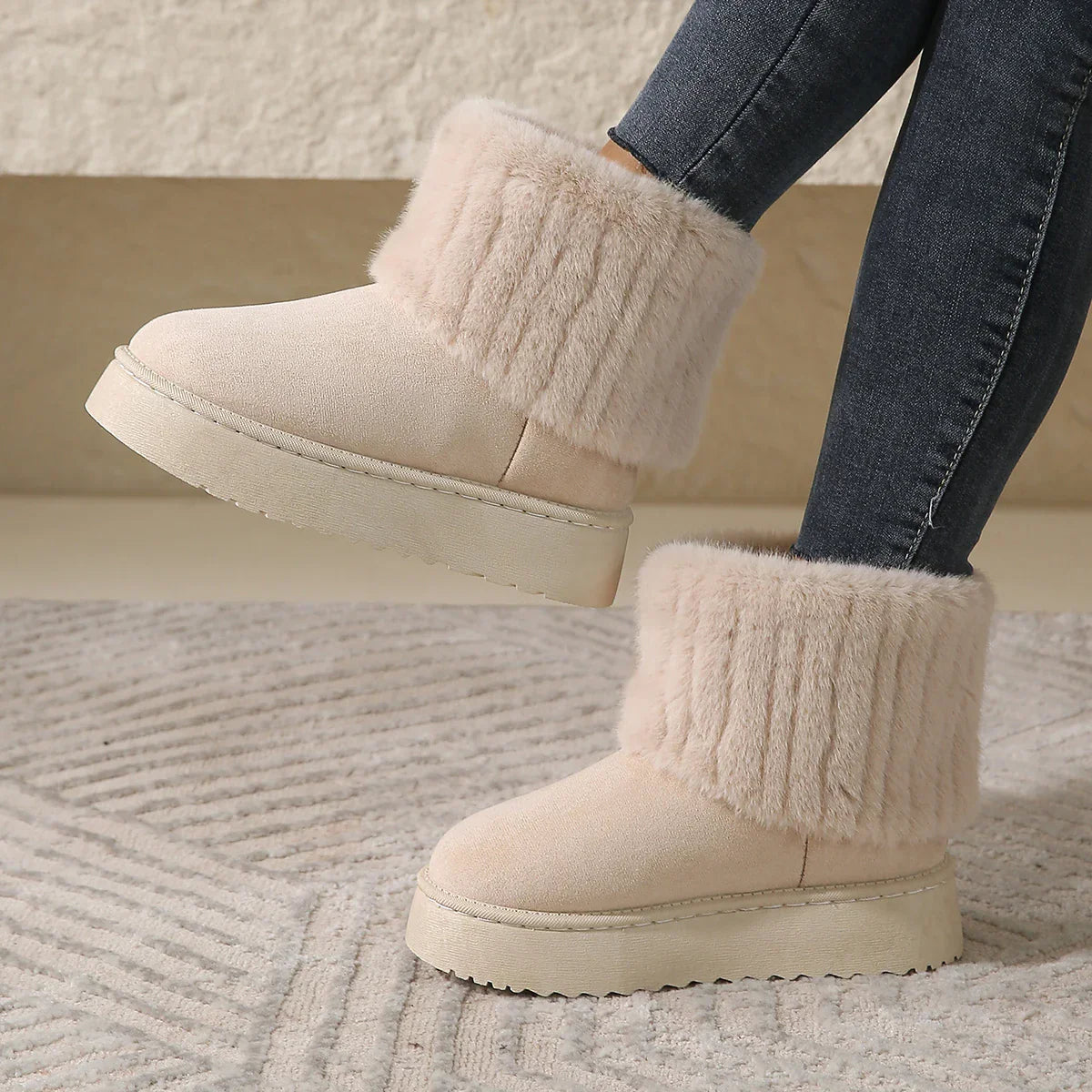 Crème enkellaarzen met imitatiebont en plateauzool, gedragen met skinny jeans