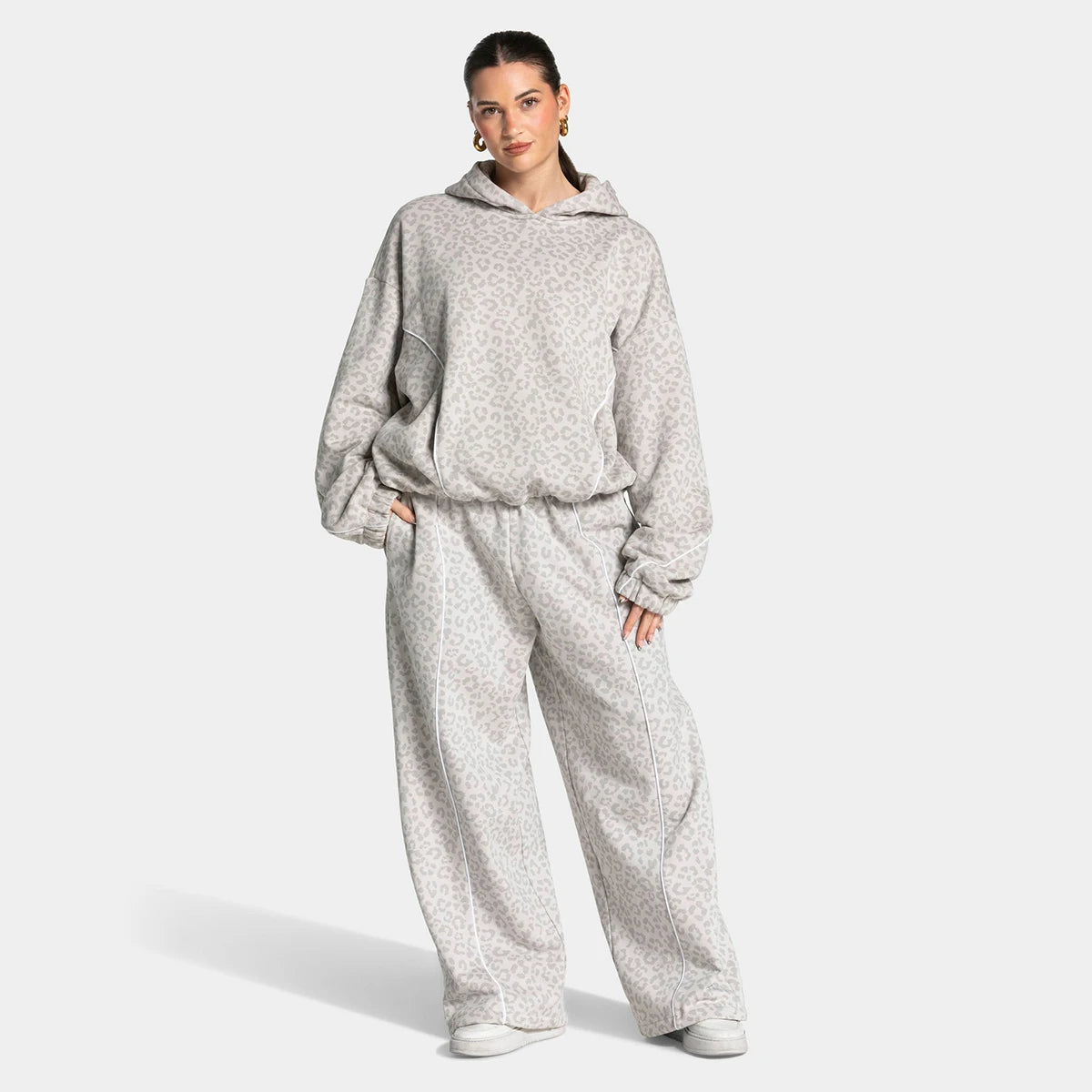 lichtgrijze luipaardprint loungeset dames met hoodie en wijde broek