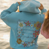 blauwe hoodie met geborduurde bloemen en tekst