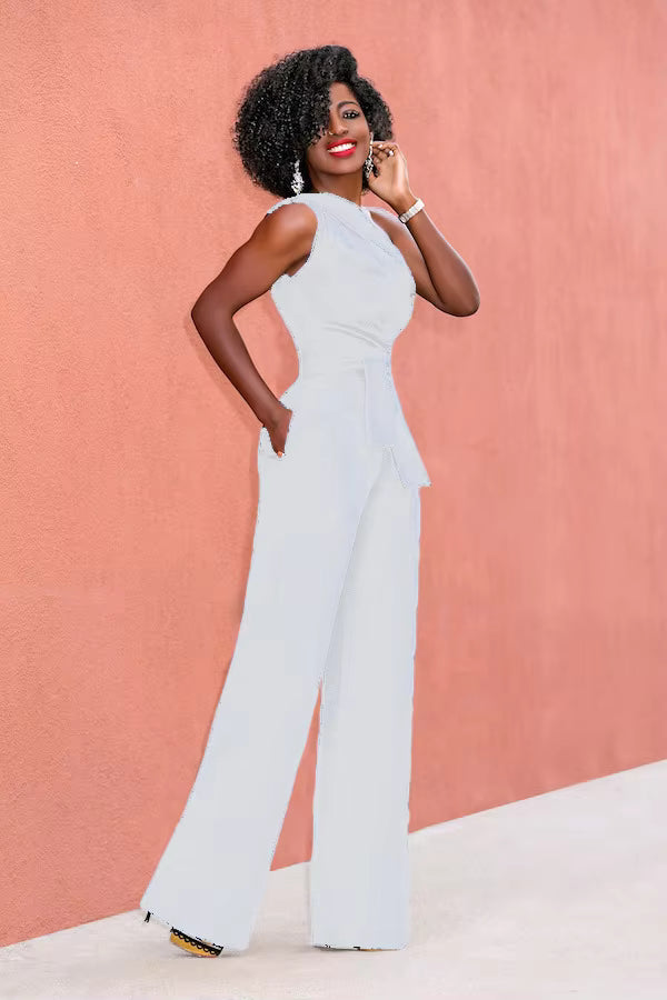 Witte jumpsuit met asymmetrische halslijn en wijde pijpen