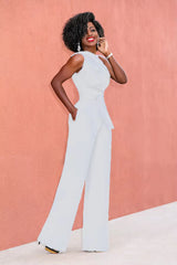 Witte jumpsuit met asymmetrische halslijn en wijde pijpen