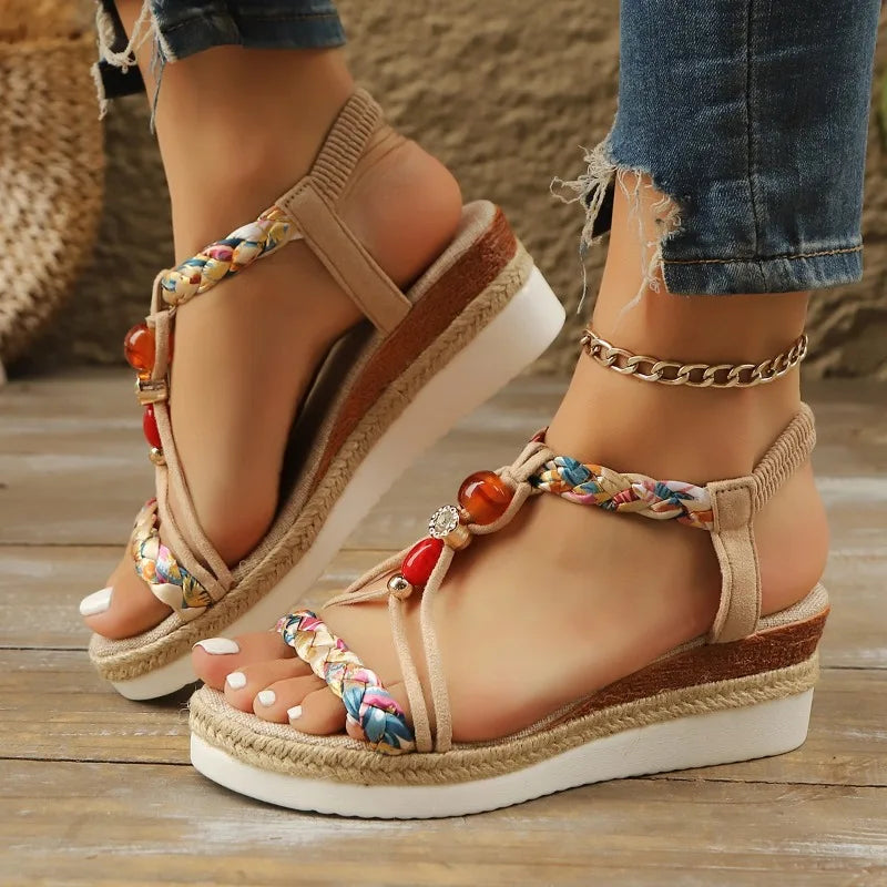 comfortabele sandalen met elastische band en kraaltjes