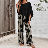 set met zwarte top en beige broek met zwarte stippen