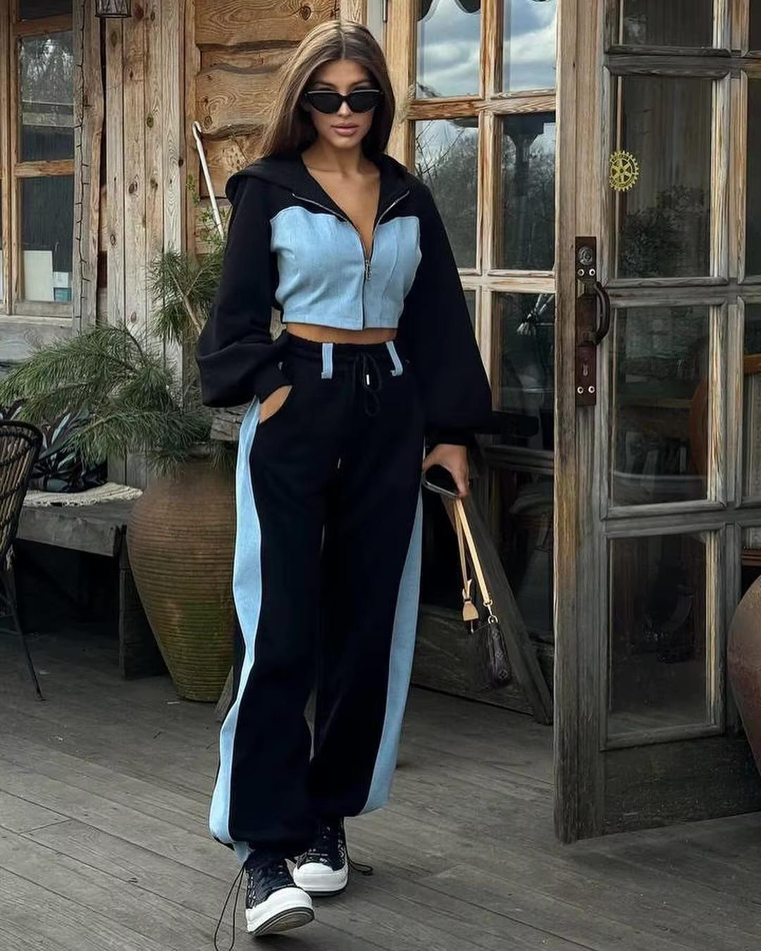 stijlvol zwart trainingspak met denim details voor vrouwen 