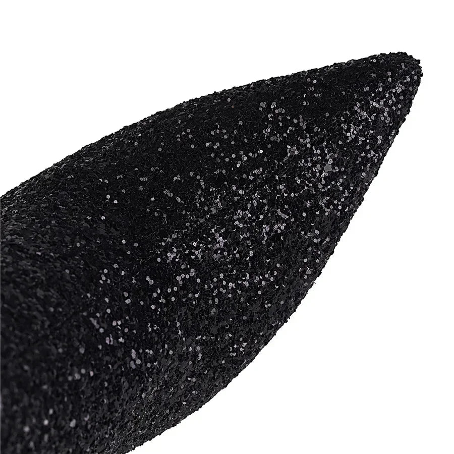 close-up van glitterstructuur en puntneus laars