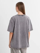 achterkant van het grijze oversized T-shirt gedragen door model