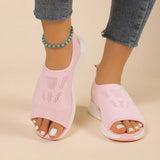 close-up van roze chunky sandaal met gebreide bovenkant en dikke zool