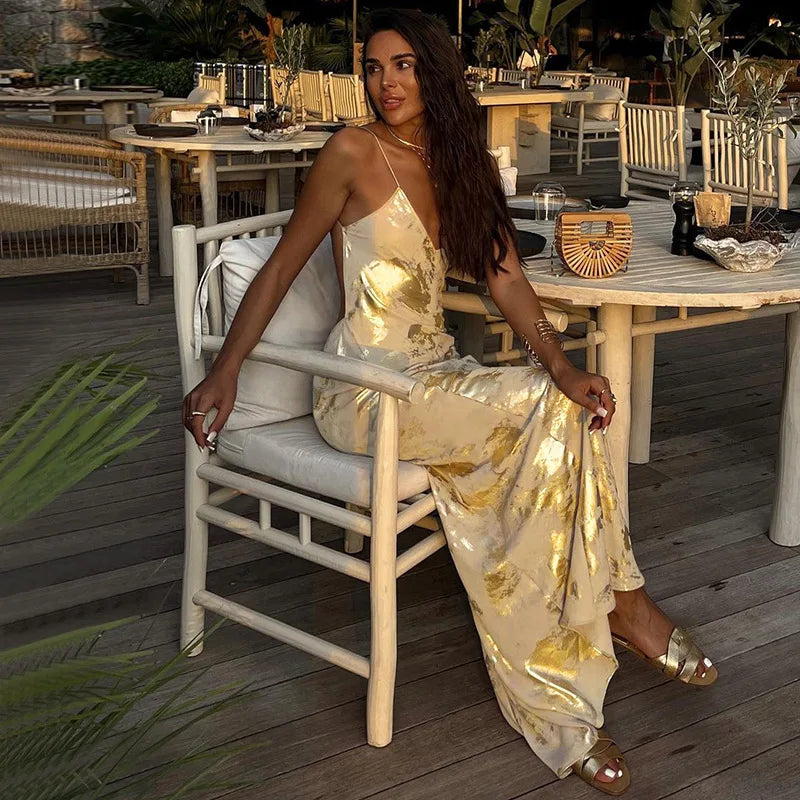 Jurk met metallic glans en spaghetti bandjes op houten terras