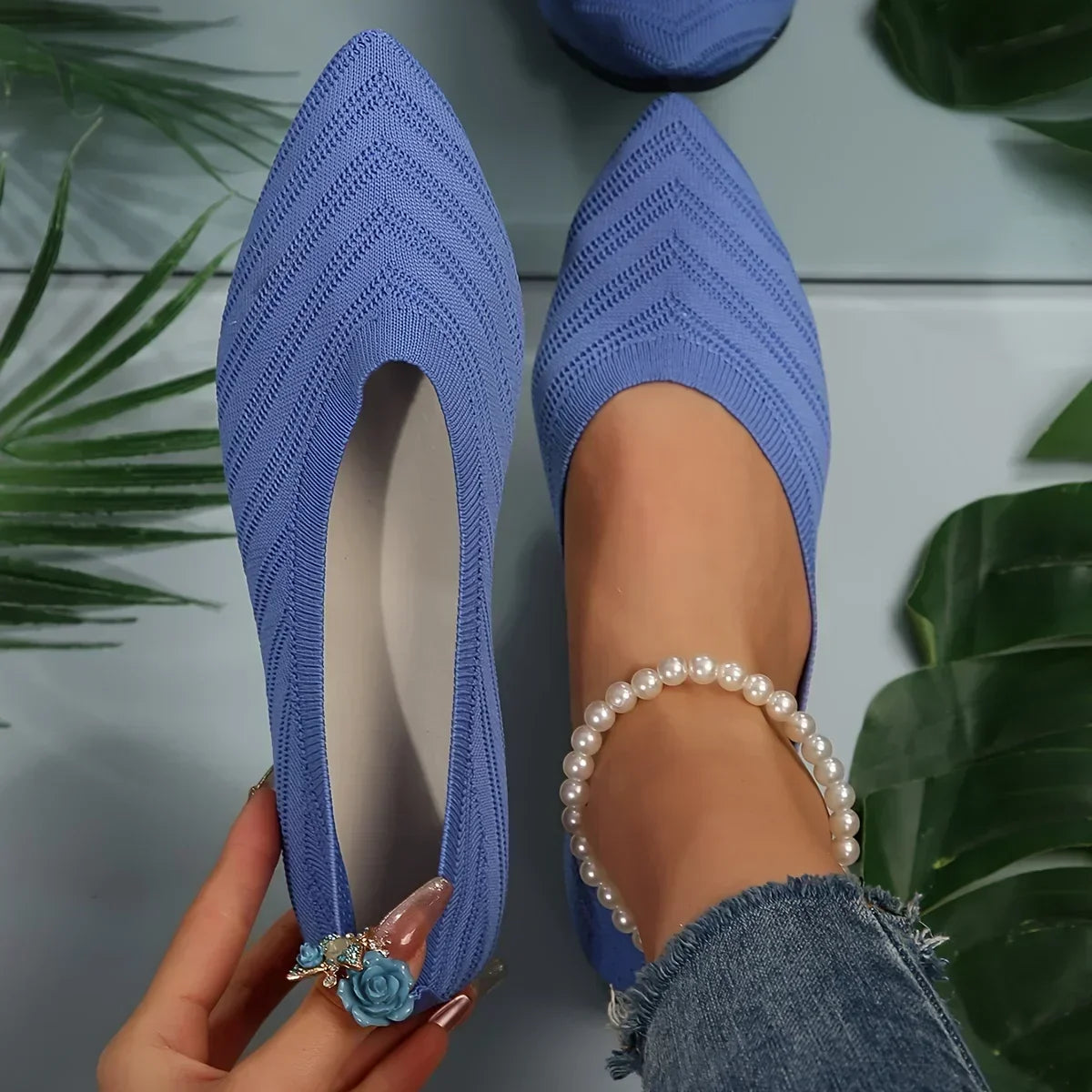 blauwe stretch ballerina’s met puntige neus en ademend geweven materiaal
